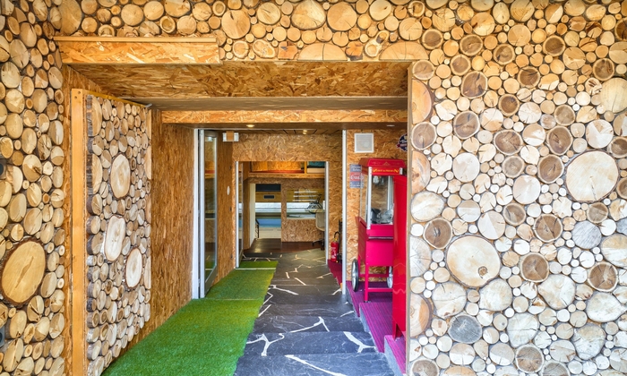 Reception room with swimming pool and hammam €125