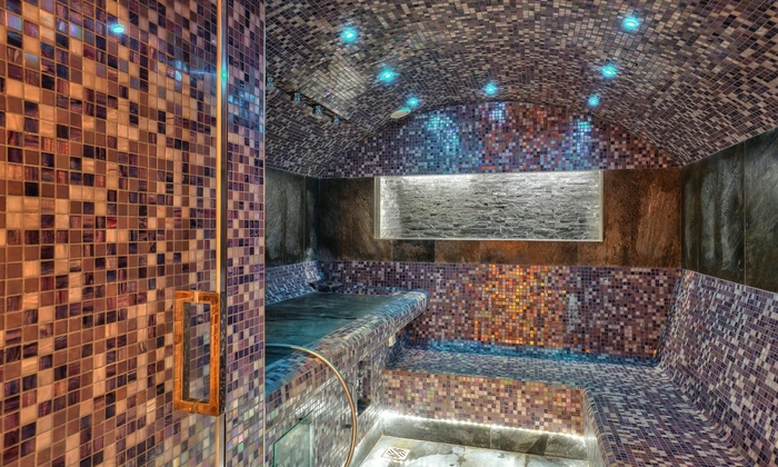 Reception room with swimming pool and hammam €125