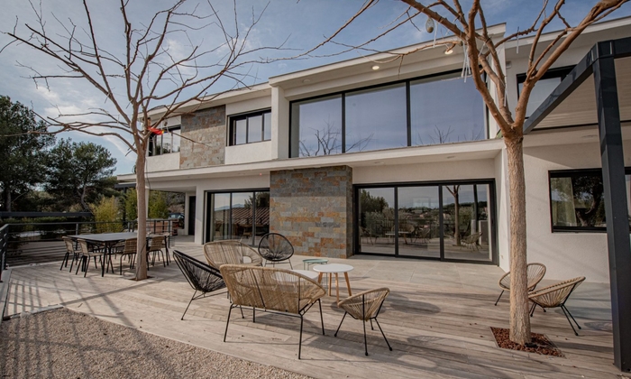 Terrasse avec barbecue piscine terrain de boules 100 €