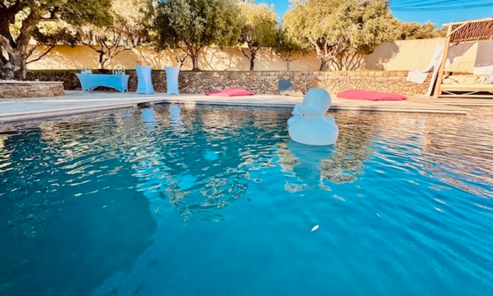 Lieu élégant au bord de la piscine avec vue panoramique à Ollioules €90