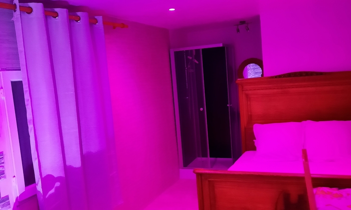 OUTBUILDING IN GUEST ROOM WITH JACUZZI IN THE ROOM €15