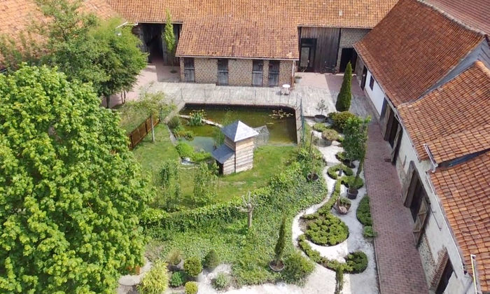 Landscaped garden, swimming pool and converted barn! €38