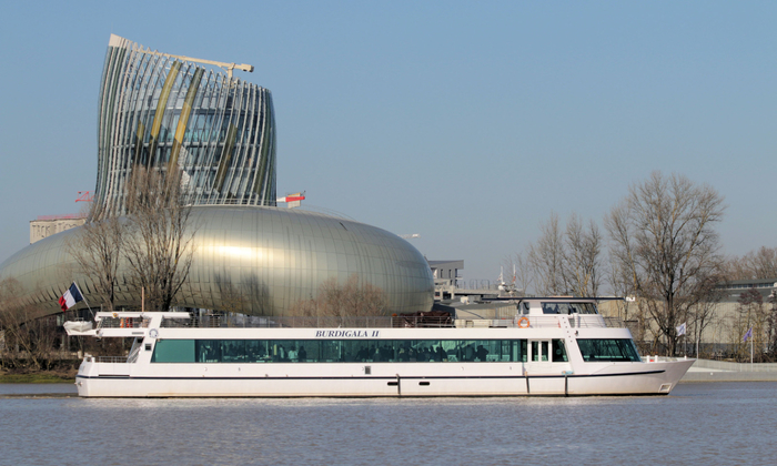 Un bateau entièrement panoramique: le Burdigala II 600 €