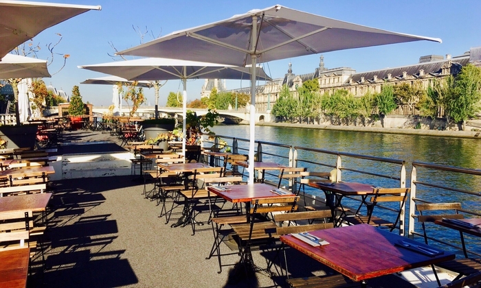 Péniche sous le Pont des Arts/vue sur Le Louvre 380 €