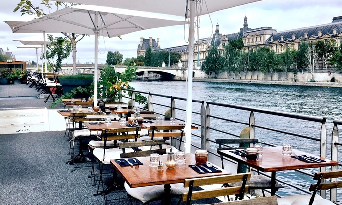 Péniche sous le Pont des Arts/vue sur Le Louvre 380 €