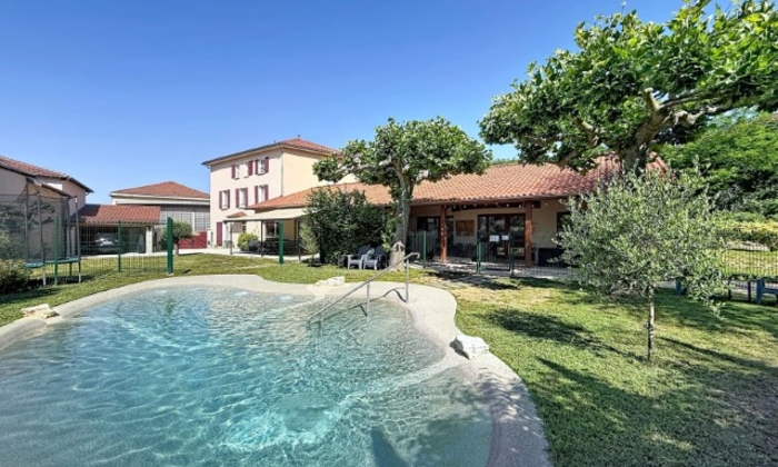 2 salles de réception avec piscine et couchages €69