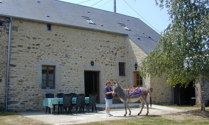 Grande maison avec salle de 50 m² 50 €