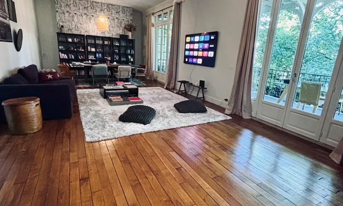 Maison atypique au coeur de 2000m2 de verdure 375 €