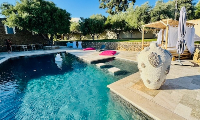 Lieu élégant au bord de la piscine avec vue panoramique à Ollioules €90
