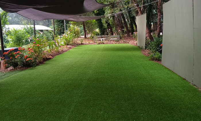 Espace extérieur rustique et verdoyant avec prairie et arbres, idéal pour mariages et fêtes privées €100