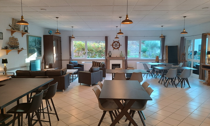 2 salles de réception avec piscine et couchages €69