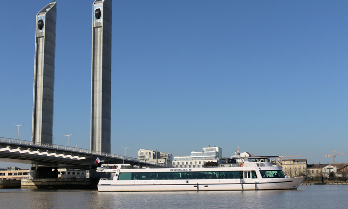 Un bateau entièrement panoramique: le Burdigala II 600 €