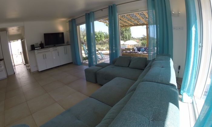 Large modern villa 15 people/night or 100 people/d €175