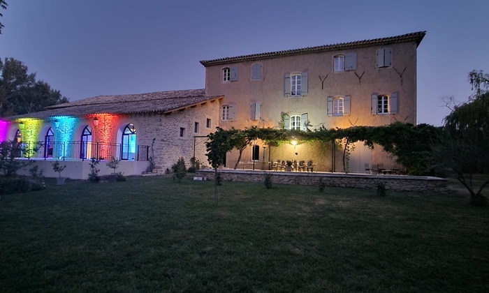 Park and swimming pool of a Provencal bastide €400