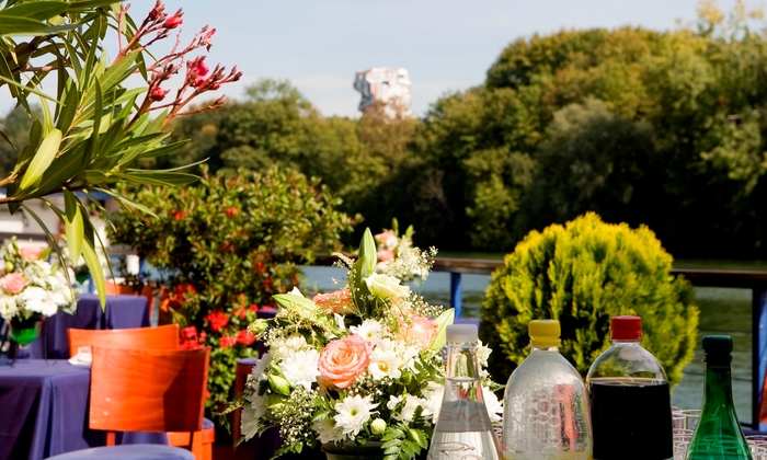 Private lounge on the banks of the Seine €3,000