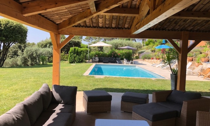 Swimming pool area in the Var (day and evening) €20