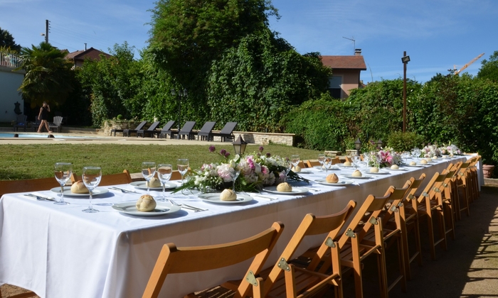 Superb garden with swimming pool for events near Lyon! €90