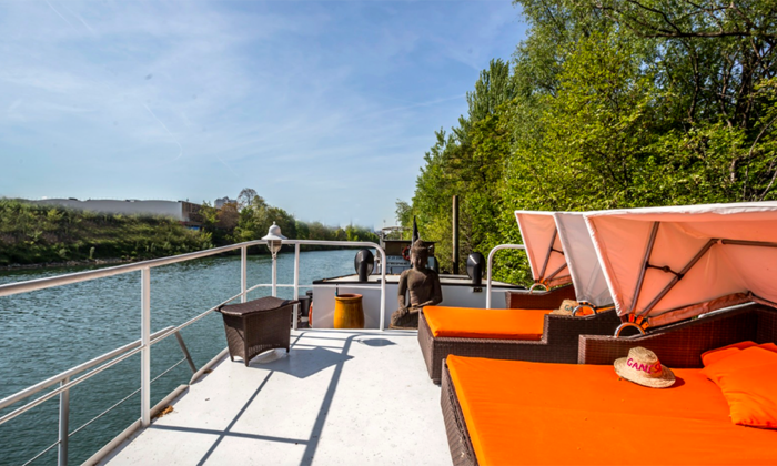 Rent a houseboat during the day or in the evening €130