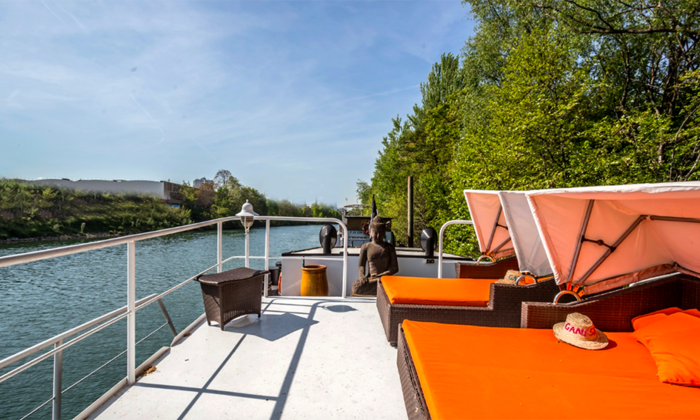 Rent a houseboat during the day or in the evening €140