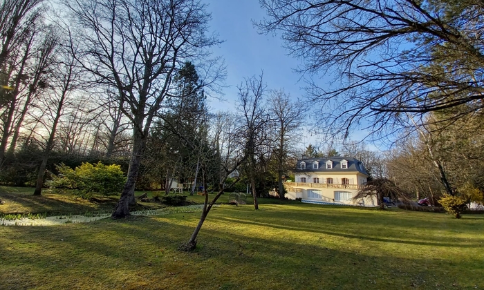 Maison de maître avec salle de réception et parc paysager 200 €