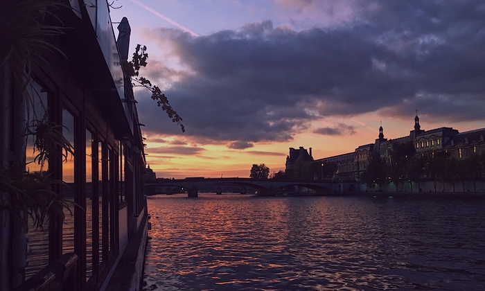 Péniche sous le Pont des Arts/vue sur Le Louvre 380 €