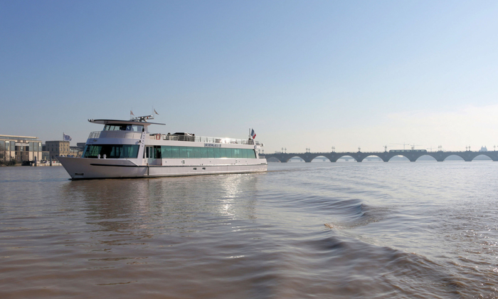 Un bateau entièrement panoramique: le Burdigala II 600 €