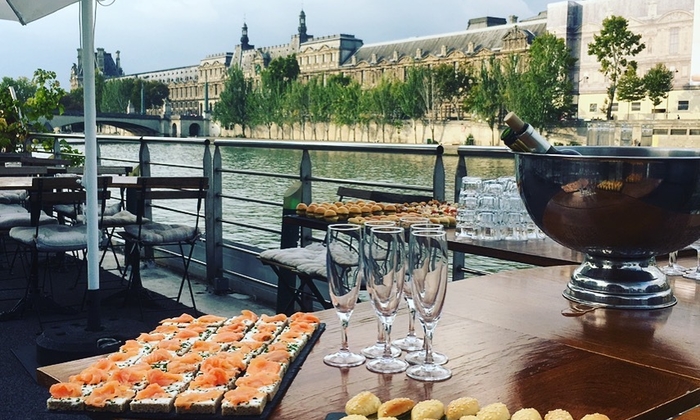 Péniche sous le Pont des Arts/vue sur Le Louvre 380 €