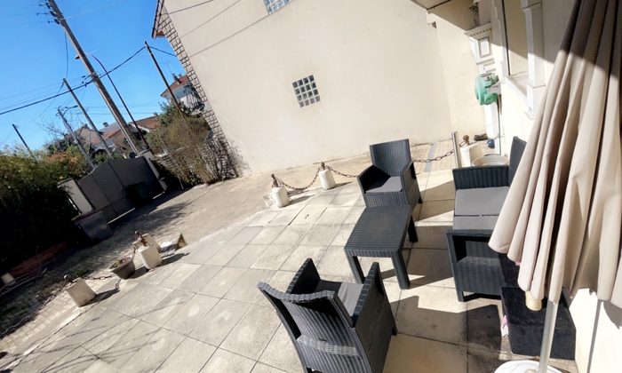 Location salon maison +100m2 avec son jardin 100 €