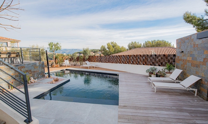 Terrasse avec barbecue piscine terrain de boules 100 €