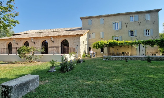 Park and swimming pool of a Provencal bastide €400