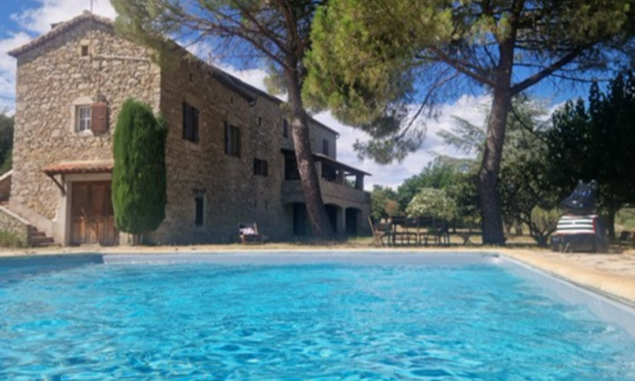 Rental of a large garden with trees and swimming pool €70