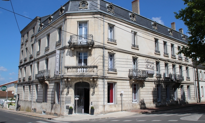 Renting a meeting room in Saintes €23