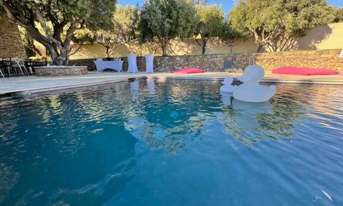 Lieu élégant au bord de la piscine avec vue panoramique à Ollioules €90