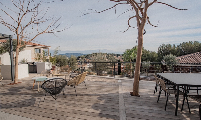 Terrasse avec barbecue piscine terrain de boules 100 €