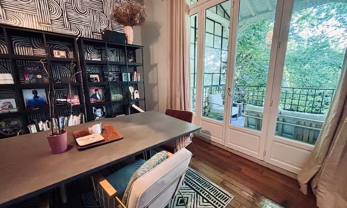 Maison atypique au coeur de 2000m2 de verdure 375 €