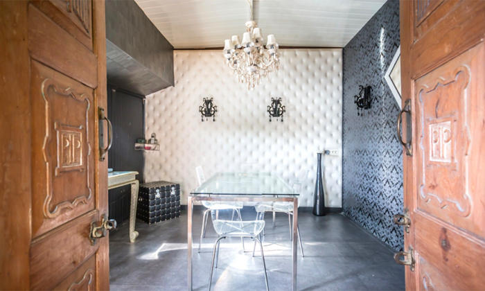 Rent a houseboat during the day or in the evening €140