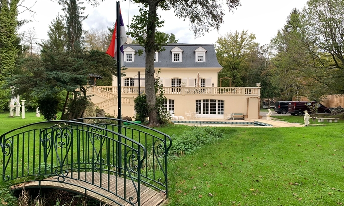 Maison de maître avec salle de réception et parc paysager 200 €