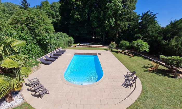 Superb garden with swimming pool for events near Lyon! €90
