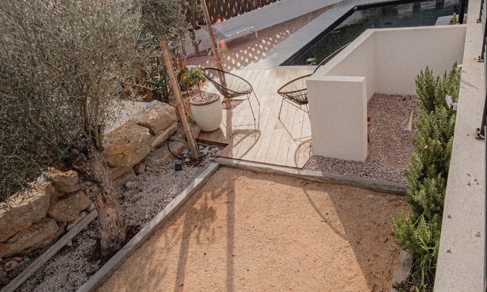 Terrasse avec barbecue piscine terrain de boules 100 €