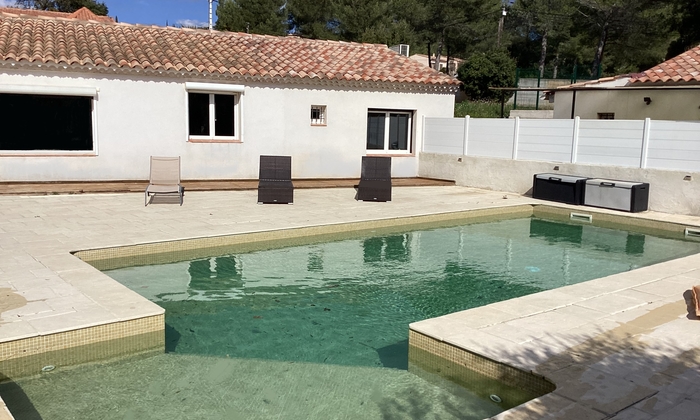 Swimming pool and garden between sea and vineyards €90