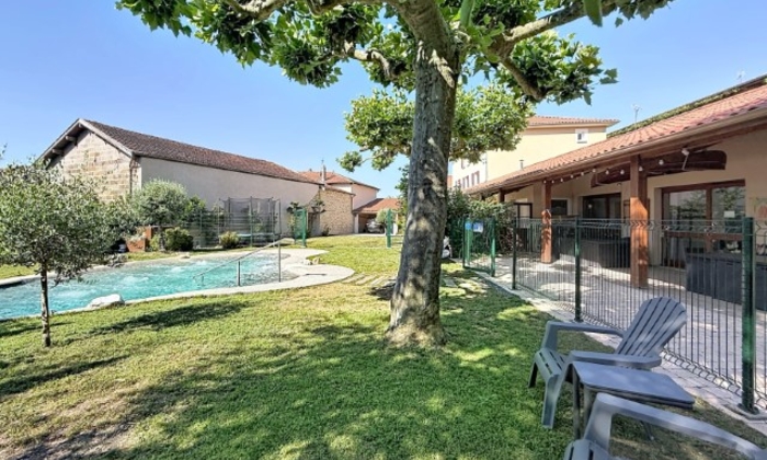 2 salles de réception avec piscine et couchages €69