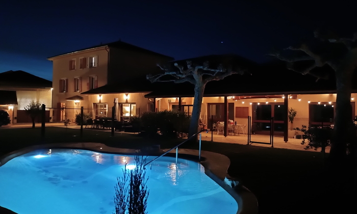 2 salles de réception avec piscine et couchages €69