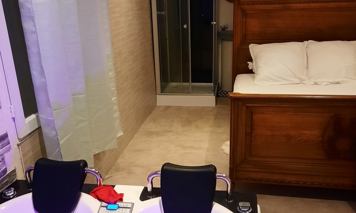 OUTBUILDING IN GUEST ROOM WITH JACUZZI IN THE ROOM €15