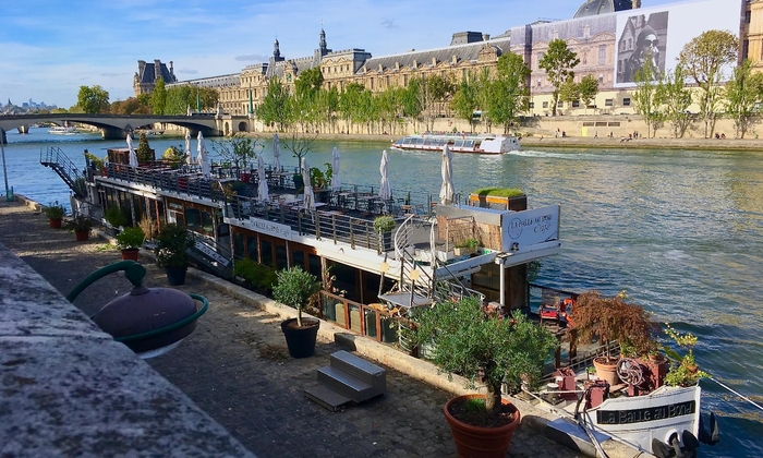 Péniche sous le Pont des Arts/vue sur Le Louvre 380 €