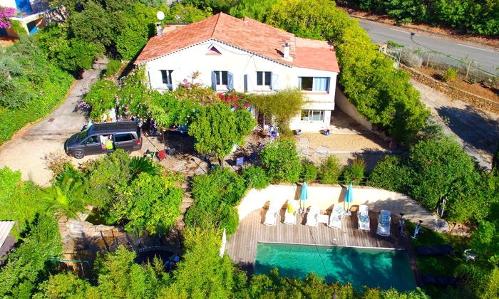 Large house with pool by the sea €100