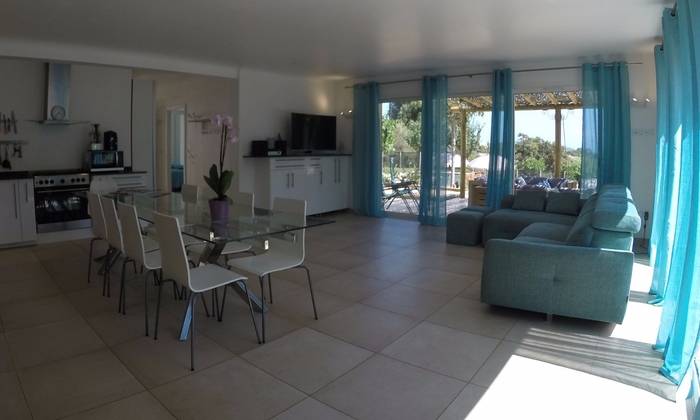 Large modern villa 15 people/night or 100 people/d €175