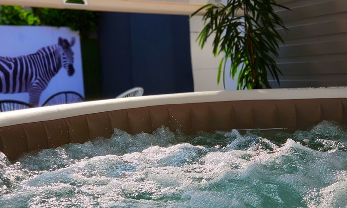 Espace lounge avec spa et piscine chauffée 70 €