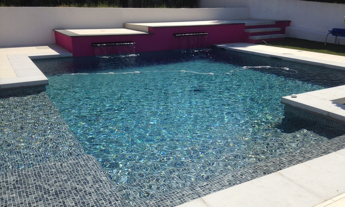 Piscine moderne dans un cadre magnifique 100 €