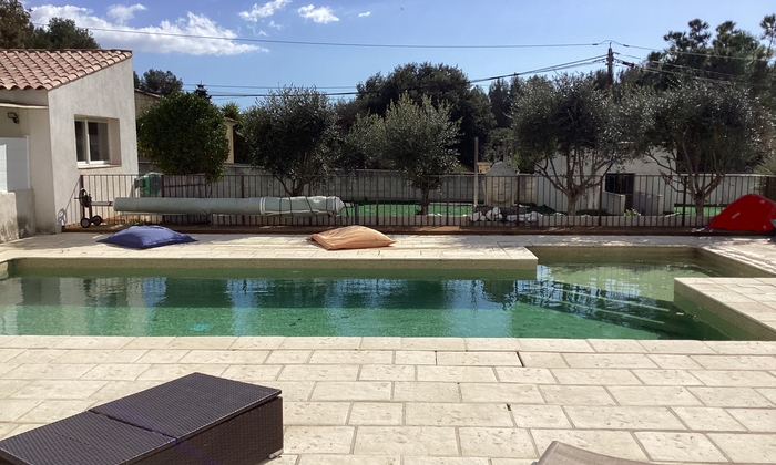 Swimming pool and garden between sea and vineyards €90