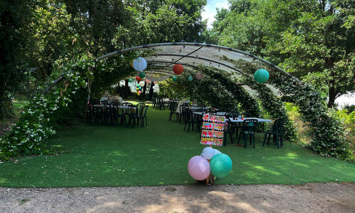 Espace extérieur rustique et verdoyant avec prairie et arbres, idéal pour mariages et fêtes privées €100